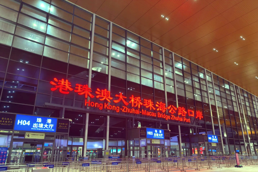 灯火通明的港珠澳大桥口岸