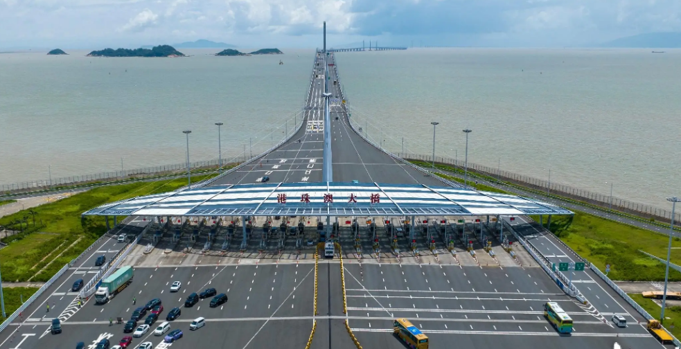 港珠澳大桥口岸开通后，成为中港车牌通行的重要新选择