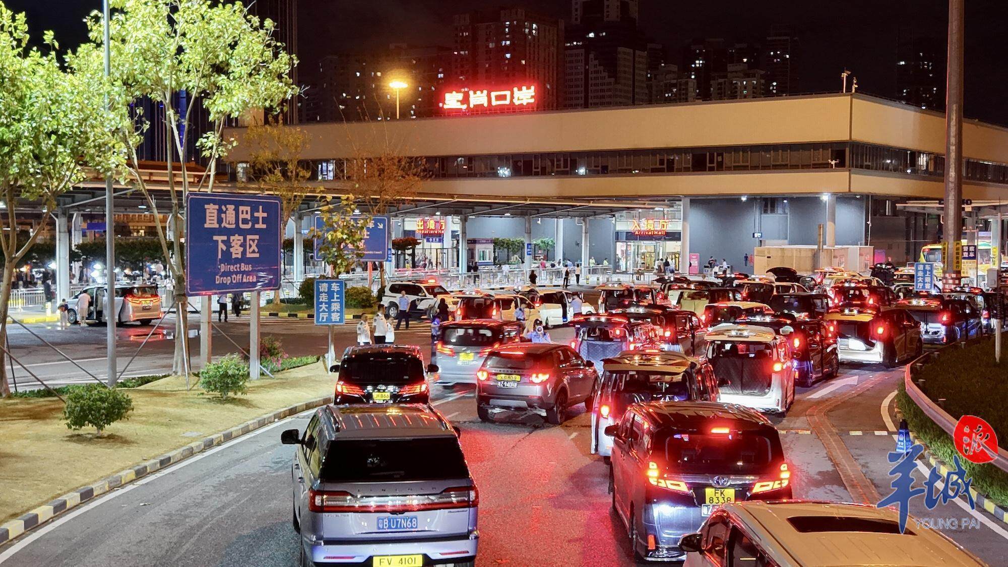 繁忙的皇岗口岸是持有中港车牌车辆的主要通行口岸之一