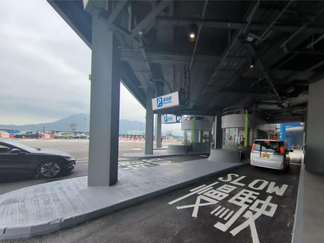 车辆在综合检查亭进行资料检查。摄/伍超贤