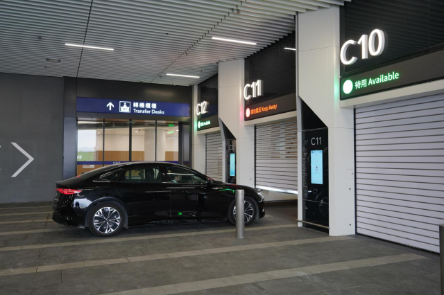 车辆开进存车处。摄/伍超贤